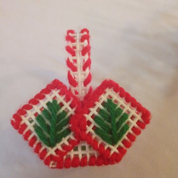 Lot of 5 Vintage small Handmade Plastic Canvas Baskets Christmas Tree Ornaments - Picture 6 of 15